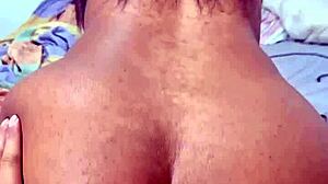 Disfruta la vista de esta culona abriéndose el culo mientras se mete una verga por el ano