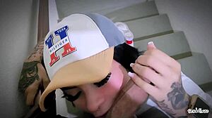 Pov Chamei Meu Vizinho Escondido Da Sua Mulher Para Chup�-Lo Na Escada