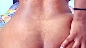 Disfruta la vista de esta culona abriéndose el culo mientras se mete una verga por el ano