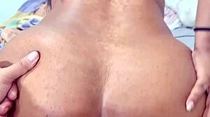 Disfruta la vista de esta culona abriéndose el culo mientras se mete una verga por el ano