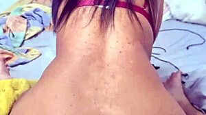 Disfruta la vista de esta culona abriéndose el culo mientras se mete una verga por el ano