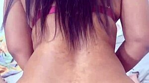 Disfruta la vista de esta culona abriéndose el culo mientras se mete una verga por el ano