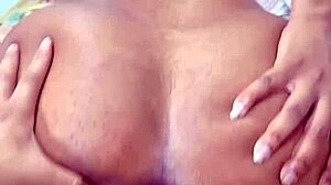 Disfruta la vista de esta culona abriéndose el culo mientras se mete una verga por el ano