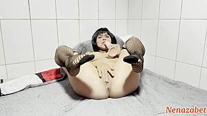 I am Linda Jovencita, masturbating in bed, feeling soo good, oh yeah!