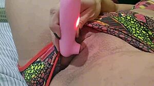 usando o vibrador pra gozar, que delicia