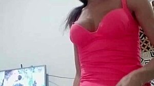 Paloma Veiga enjoys relaxing weekend with cold beer