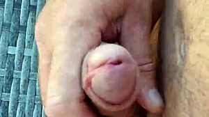 Je me branle et je jouis sur mon ventre