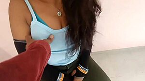 सेक्सी वाईफ को खुर्ची पर बिठाया और डाॅगी स्टाइल गांड मारी