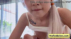 娇小18+亚洲少女18+吸吮粗大鸡巴和毛茸茸小穴被斯科特·内尔斯猛干