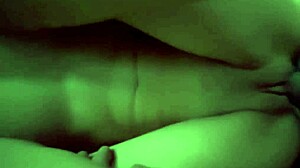 Le encanta que le metan la verga en la noche antes de dormir!