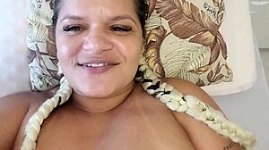 garoto viu o volume da sunga na piscina do predio