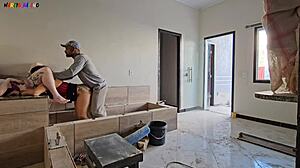 operario da construção satisfeito com visita das patroas na obra