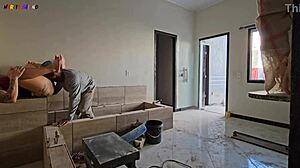 operario da construção satisfeito com visita das patroas na obra