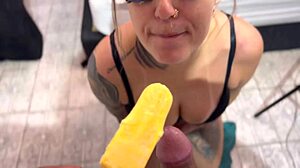 enganei minha meia-irm� testando sabores duvido voc�s n�o gozar em um minuto com isso que ela faz