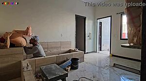 operario da construção satisfeito com visita das patroas na obra