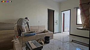 operario da construção satisfeito com visita das patroas na obra