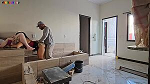 operario da construção satisfeito com visita das patroas na obra