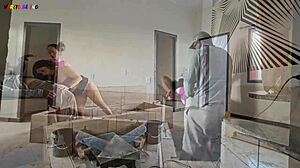 operario da construção satisfeito com visita das patroas na obra