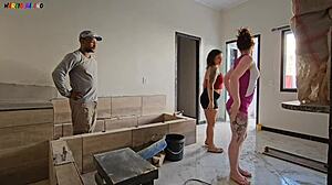 operario da construção satisfeito com visita das patroas na obra