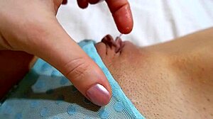 Je Caresse Ma Petite Chatte Quand Je Rentre Du Travail !