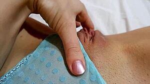 Je Caresse Ma Petite Chatte Quand Je Rentre Du Travail !