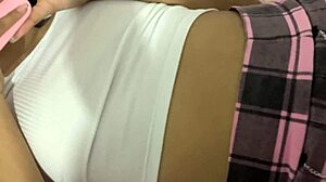 tierna universitaria en minifalda es tocada por su maestro se excita �sexo anal