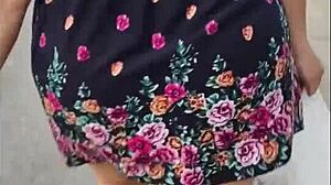 siguiendo a madura en la calle con falda e hilo