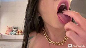 rabuda gostosa tirando seus shortinhos de academia socados na bunda