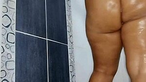 chica gordita masturbates in the bathroom with huge squirt and happy ending