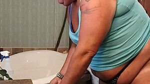 Darcy intenzív spricceléssel élvez otthon!