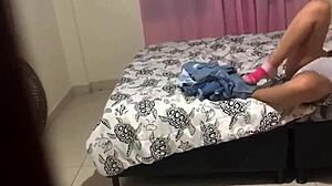 encuentro a mi hijastra metiendose los dedos al co�o en su habitacion y le meto la verga rirecto al co�o