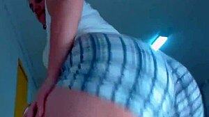 look at this sexy girl shaking her ass on webcam?