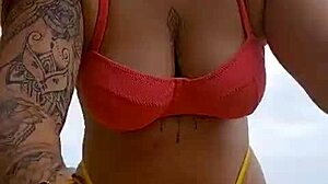 Csaj kifogást keres nagy puncit villantani strandon