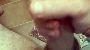 a ruiva vagabunda grava um video especial para seu amante e envia o video pro marido corno pra bater uma punheta e gozar pra ela