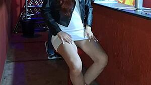 esposa deu para estranho no banheiro do bar