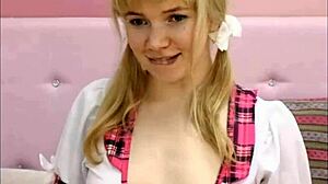 b talking blonde webcam girl masturbating?