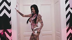 Anal queen in lingerie gapes her juicy ass with huge black dildo! 😈🍑