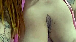 a ruiva vagabunda grava um video especial para seu amante e envia o video pro marido corno pra bater uma punheta e gozar pra ela