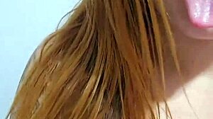 a ruiva vagabunda grava um video especial para seu amante e envia o video pro marido corno pra bater uma punheta e gozar pra ela