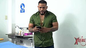 Fake masseur provokes orgasms in client with huge ass and tits?