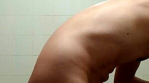 Německá kurva milfka Sandra pije moč a nechá se facefuckovat do krku s výstřikem