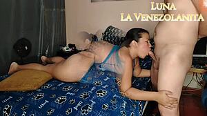 Morena nalgona se chupa y culea una verga moviendo su gran culo hasta que le dejan la cuca llena de leche