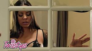 why can't mona azar and luna star keep their eyes and mouths off each other?