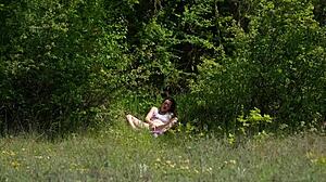 Je Me Touche Devant Les Passants Et Un Joggeur Me Baise Et Me Donne Une Grosse Faciale