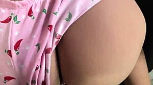 O Padrasto Pervertido Interrompe a Enteada para Satisfazer Seus Instintos Baixos Sex Toy