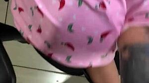 O Padrasto Pervertido Interrompe a Enteada para Satisfazer Seus Instintos Baixos Sex Toy