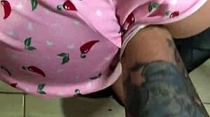 O Padrasto Pervertido Interrompe a Enteada para Satisfazer Seus Instintos Baixos Sex Toy