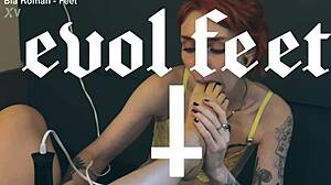 i need you to worship my feet and pussy