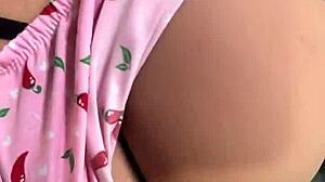 O Padrasto Pervertido Interrompe a Enteada para Satisfazer Seus Instintos Baixos Sex Toy