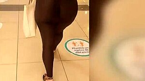 Mature woman with big ass wearing leggings on the street 😍